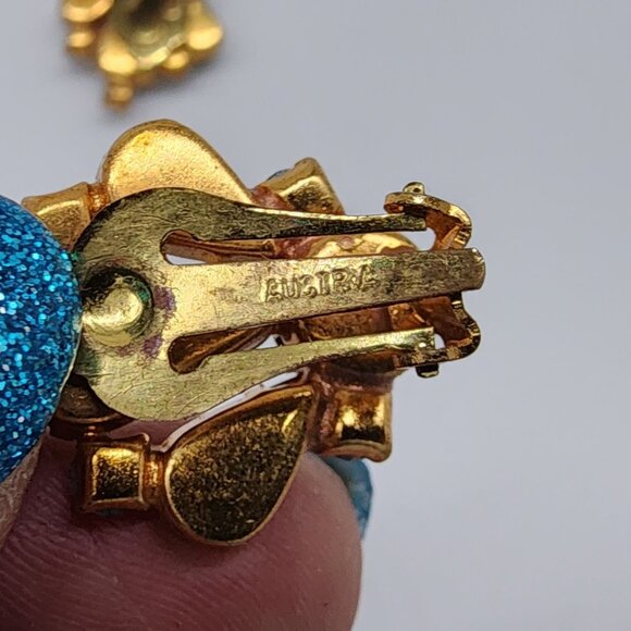 Vintage Austrian Rhinestone Clip-on Earrings on Gold Tone Metal Green and Irides - Picture 6 of 15